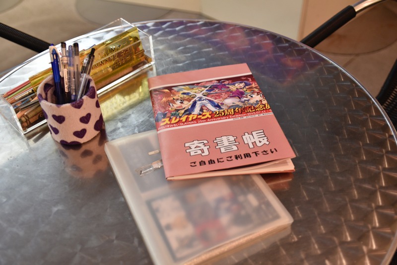 「あらいずみるい スレイヤーズ25周年記念展」会場の様子。