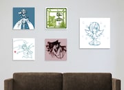 「一番くじVプレミアム <物語>シリーズ ウエダハジメver.」を部屋に飾ったイメージ。(c)西尾維新/講談社・アニプレックス・シャフト