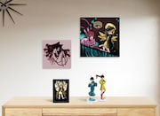 「一番くじVプレミアム <物語>シリーズ ウエダハジメver.」を部屋に飾ったイメージ。(c)西尾維新/講談社・アニプレックス・シャフト