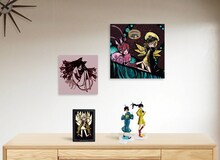 「一番くじVプレミアム <物語>シリーズ ウエダハジメver.」を部屋に飾ったイメージ。(c)西尾維新/講談社・アニプレックス・シャフト