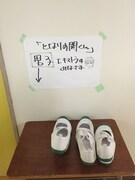 撮影現場の貼り紙には、現場に訪れた森繁拓真からイラストが寄せられていた。