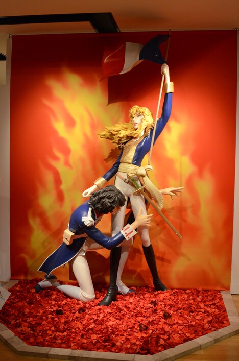 「ベルサイユのばら」オスカルとアンドレの等身大立像。