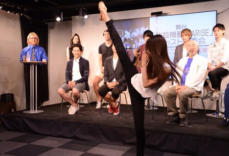 ハイキックを披露する青野楓。