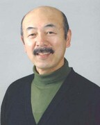 荒巻大輔役を務める塾一久。