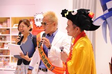 じゅんいちダビッドソン（左）と和田誠編集長（右）。