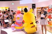 笑い合うフーパとピカチュウ。