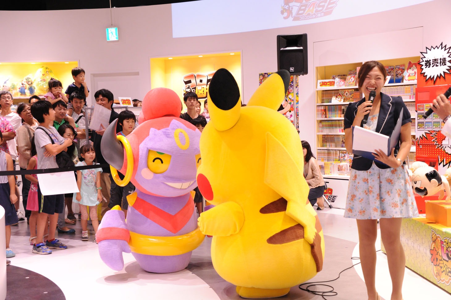 笑い合うフーパとピカチュウ。