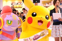取材陣に手を振るピカチュウ。