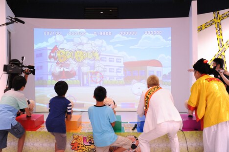 シューティングアクションゲーム「でんぢゃらすじーさんのオナライトニングキャノン」を体験する一同。