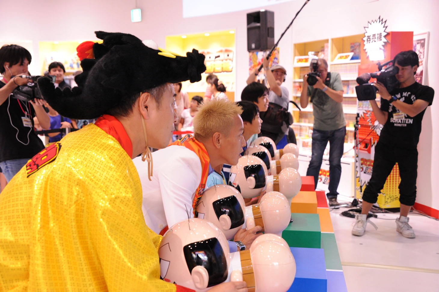 シューティングアクションゲーム「でんぢゃらすじーさんのオナライトニングキャノン」を体験する一同。