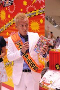 本日発売の月刊コロコロコミック8月号を手にするじゅんいちダビッドソン。