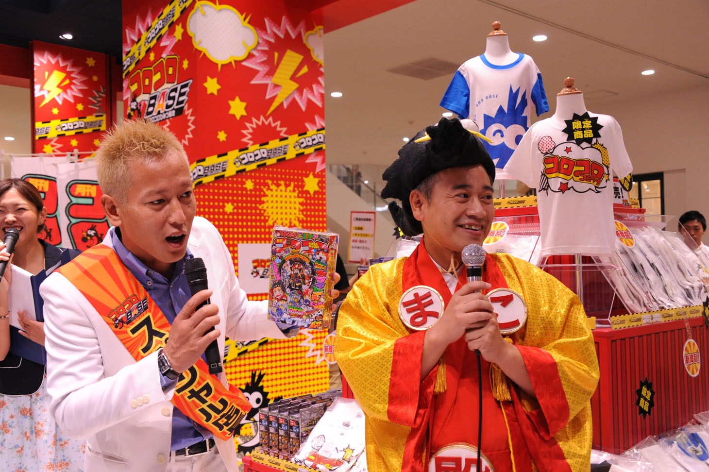 月刊コロコロコミック8月号を小学生にアピールするじゅんいちダビッドソンと和田誠編集長。
