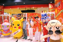 左からフーパ、ピカチュウ、松本しげのぶ、じゅんいちダビッドソン、和田誠編集長、怪盗ジョーカー、じーさん。