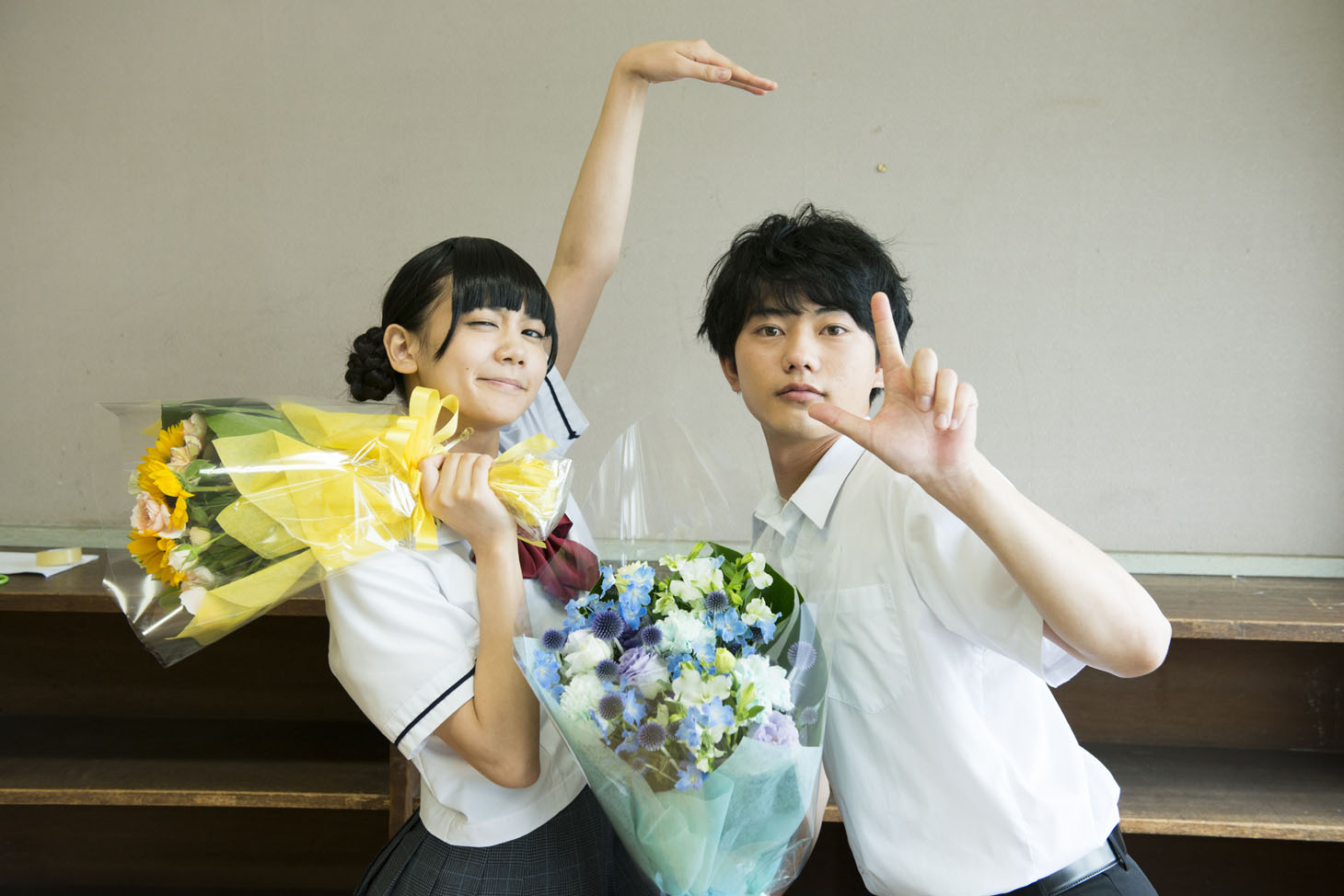 おどけたポーズを取ってみせる横井さん役の清水富美加（左）と関くん役の渡辺佑太朗（右）。