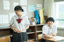 横井さん役の清水富美加（左）と関くん役の渡辺佑太朗（右）。