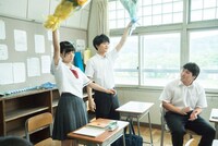 クランクアップを迎え、花束を受け取る横井さん役の清水富美加（左）と関くん役の渡辺佑太朗（右）。