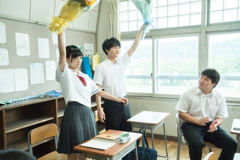 クランクアップを迎え、花束を受け取る横井さん役の清水富美加（左）と関くん役の渡辺佑太朗（右）。