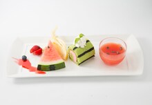 「マギ アラジンがかぶりつきたい！西瓜プレート」(c)大高忍／小学館