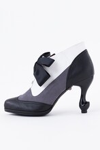 セバスチャン・ミカエリスの執事服をイメージしたブーティ。(c)枢やな/スクウェアエニックス・黒執事 Project・MBS