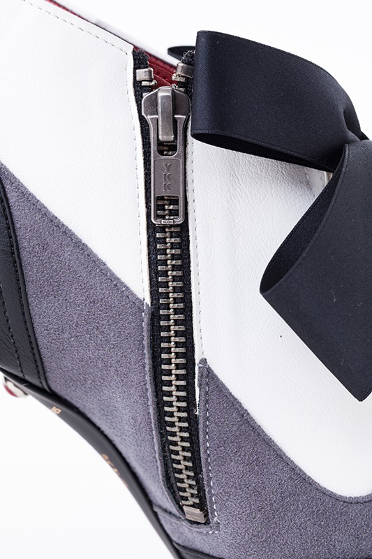 セバスチャン・ミカエリスの執事服をイメージしたブーティ。(c)枢やな/スクウェアエニックス・黒執事 Project・MBS