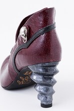 グレル・サトクリフが着用しているジャケットをイメージしてデザインされたブーティ。(c)枢やな/スクウェアエニックス・黒執事 Project・MBS