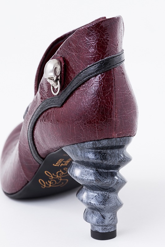 グレル・サトクリフが着用しているジャケットをイメージしてデザインされたブーティ。(c)枢やな/スクウェアエニックス・黒執事 Project・MBS