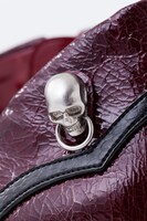 グレル・サトクリフが着用しているジャケットをイメージしてデザインされたブーティ。(c)枢やな/スクウェアエニックス・黒執事 Project・MBS