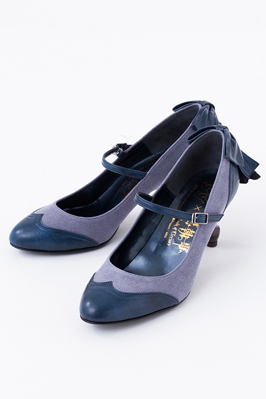 シエル・ファントムハイヴの衣装をモチーフにデザインされたパンプス。(c)枢やな/スクウェアエニックス・黒執事 Project・MBS