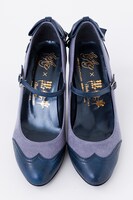シエル・ファントムハイヴの衣装をモチーフにデザインされたパンプス。(c)枢やな/スクウェアエニックス・黒執事 Project・MBS