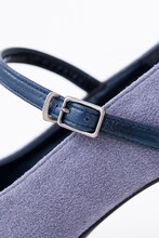 シエル・ファントムハイヴの衣装をモチーフにデザインされたパンプス。(c)枢やな/スクウェアエニックス・黒執事 Project・MBS