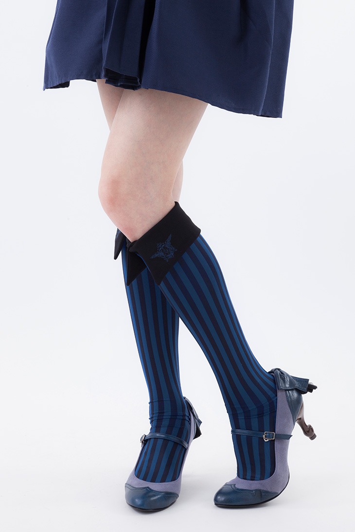 シエルモデルの靴下とパンプスの着用例。(c)枢やな/スクウェアエニックス・黒執事 Project・MBS