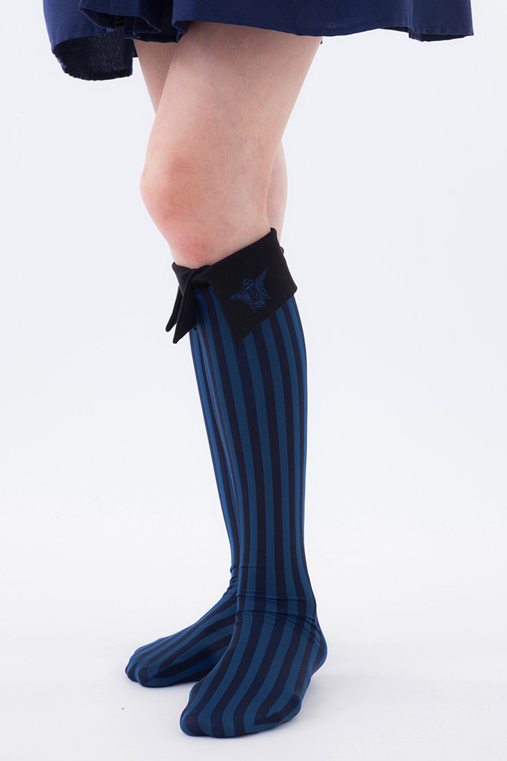 シエルをイメージしたハイソックス。襟元にはファントムハイヴ家のエンブレムが刺繍されている。(c)枢やな/スクウェアエニックス・黒執事 Project・MBS