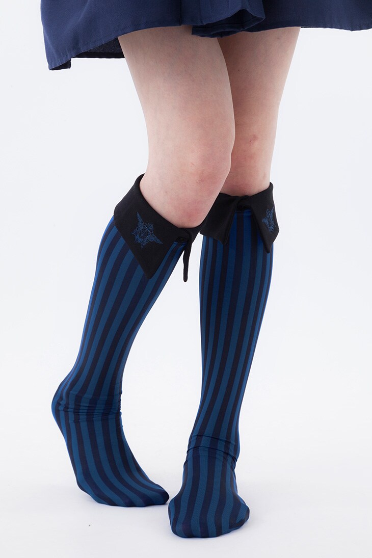 シエルをイメージしたハイソックス。襟元にはファントムハイヴ家の