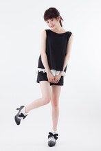 セバスチャン・ミカエリスをイメージしたブーティの着用例。(c)枢やな/スクウェアエニックス・黒執事 Project・MBS