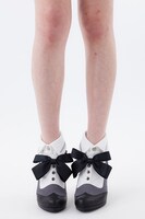 セバスチャンモデルの靴下とブーティの着用例。(c)枢やな/スクウェアエニックス・黒執事 Project・MBS