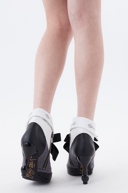 セバスチャンモデルの靴下とブーティの着用例。(c)枢やな/スクウェアエニックス・黒執事 Project・MBS