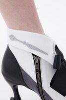 セバスチャンモデルの靴下とブーティの着用例。(c)枢やな/スクウェアエニックス・黒執事 Project・MBS