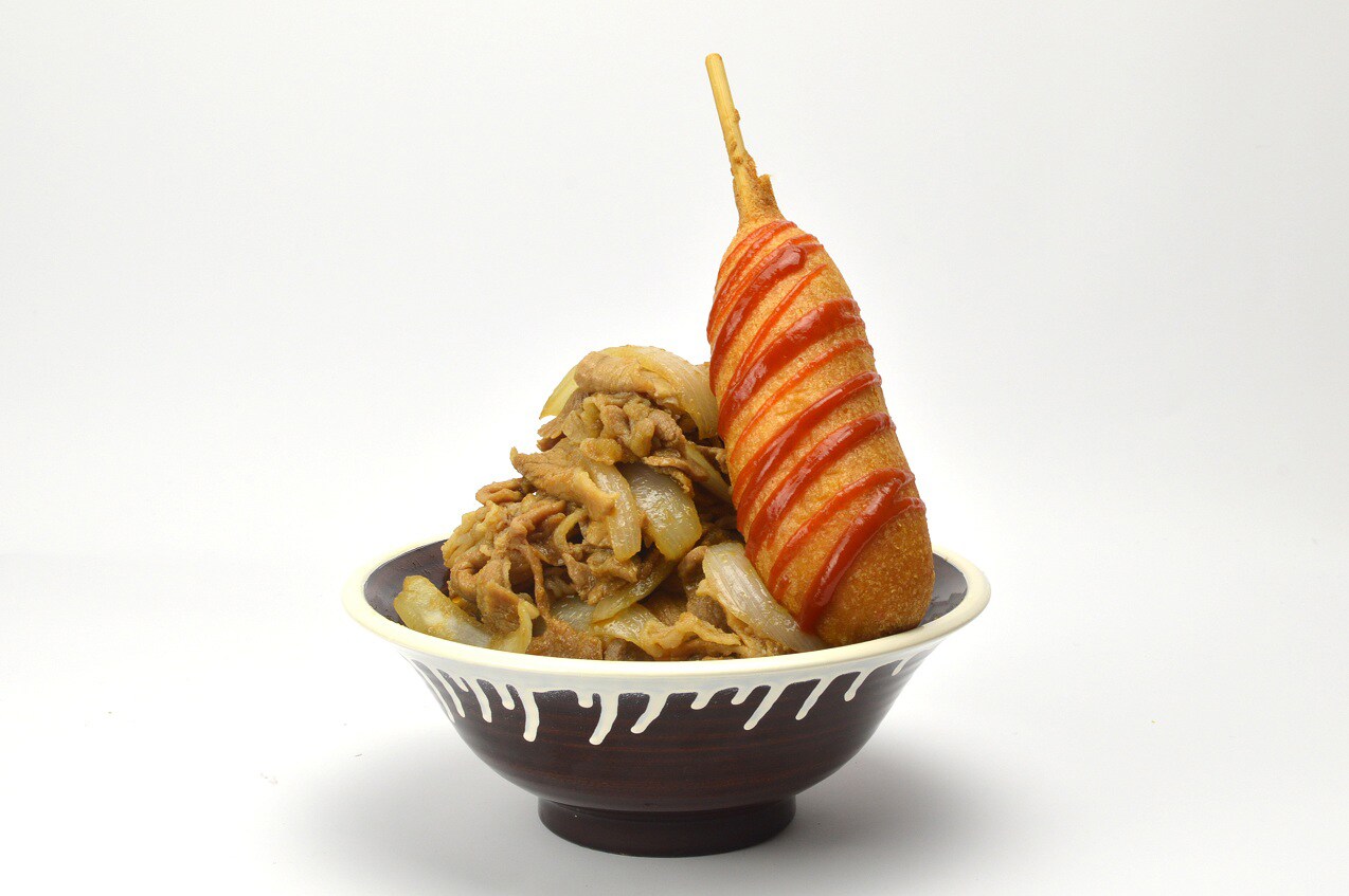 「火神がパッと作ったしょうが焼きごはん＋アメリカンドッグ付き」(c)藤巻忠俊／集英社・黒子のバスケ製作委員会