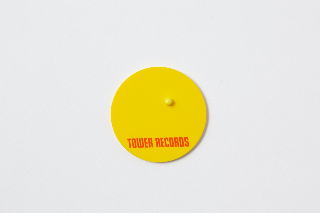 「リボルテックダンボー・ミニ TOWER RECORDS ver.」の台座。(c)KIYOHIKO AZUMA/YOTUBA SUTAZIO