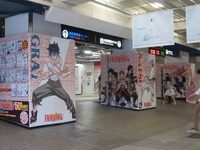 「FAIRY TAIL」の広告が掲出されている様子。