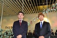 左からサンライズの佐々木新ゼネラルマネージャー、アムロ・レイ役の古谷徹。