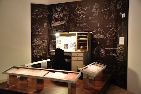 「機動戦士ガンダム展 THE ART OF GUNDAM」より、富野由悠季総監督のデスクを再現したブース。