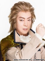 アーダルベルト役の下村尊則。