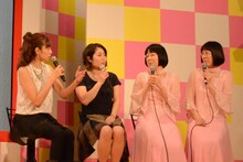 「オンナミチ」トークショーの様子。左から片瀬那奈、北沢バンビ、阿佐ヶ谷姉妹。