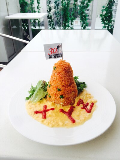 ソラZENONで食べられる「もっこりオムライス」。とても立派にもっこりしたチキンライスの重さは、リョウの愛銃コルトパイソン357にちなんで357gになっている。