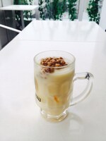 「再現！タマゴとヨーグルトとミルクの赤まむし割り納豆フロート」。メニューを監修した北条司は「注文してもいいけど責任とらないよ！」とコメントしている。