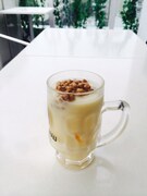 「再現!タマゴとヨーグルトとミルクの赤まむし割り納豆フロート」。メニューを監修した北条司は「注文してもいいけど責任とらないよ!」とコメントしている。