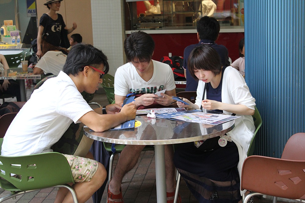 謎に挑戦する来場者たち。