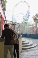 謎に挑戦する来場者たち。