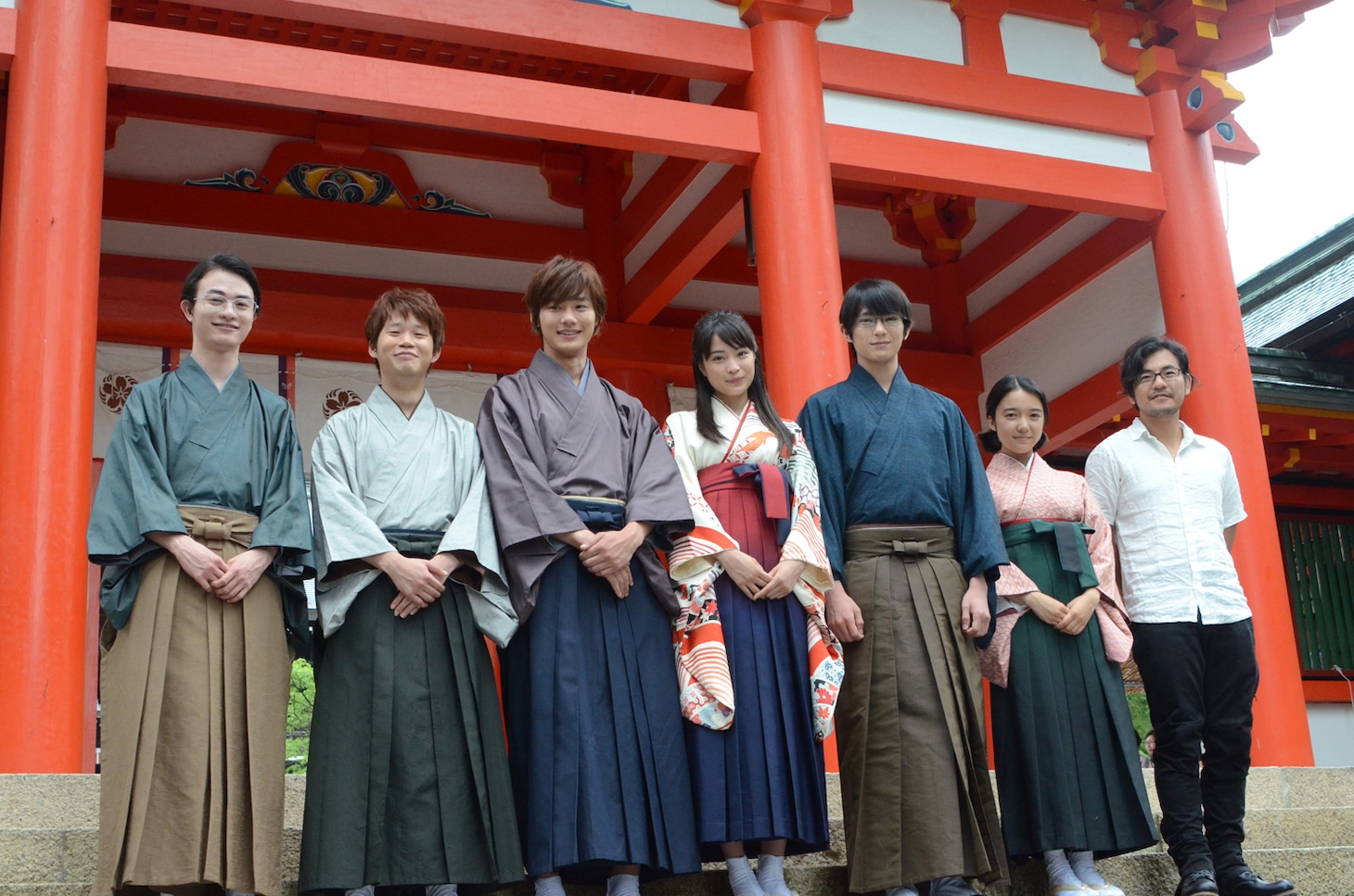 近江神宮の楼門前にて。左から駒野勉役の森永悠希、西田優征役の矢本悠馬、真島太一役の野村周平、綾瀬千早役の広瀬すず、綿谷新役の真剣佑、大江奏役の上白石萌音、監督の小泉徳宏。